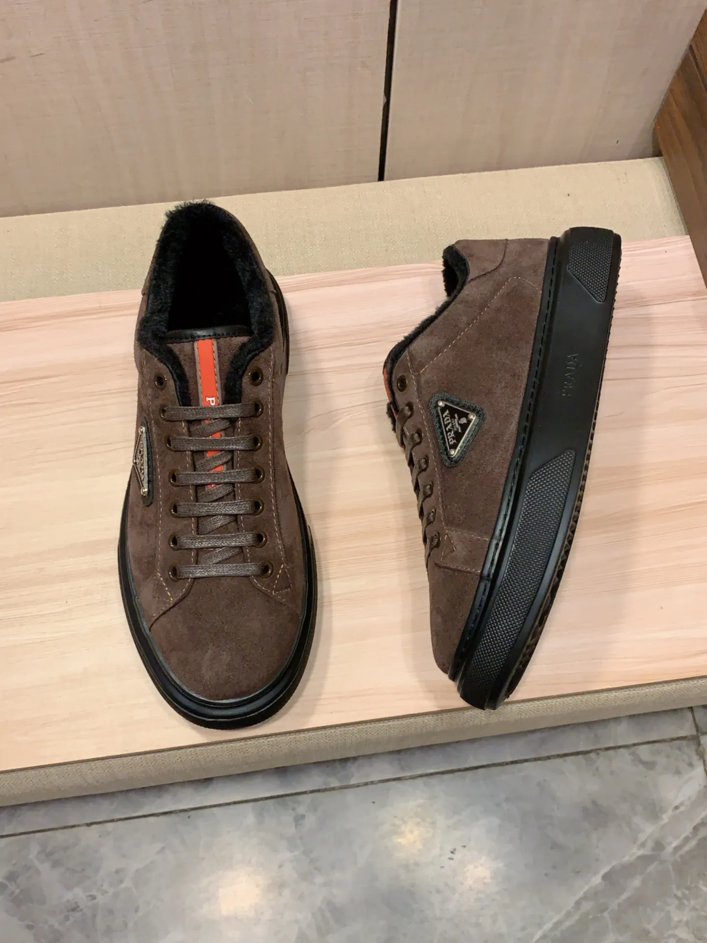 Warm new model: Factory price: 460💰💰🎩🎩[Lightning][Lightning] "Prada Men's Shoes💰pRADA*" The latest and most popular casual shoes, top brand [seduce] luxury~purchase, top~quality. [Strong] The upper is made of imported breathable anti-wear material ➕ Breathable simulated fur feet (•) with fine workmanship. The original stylish and stylish soft rubber wear-resistant and non-slip outsole is light and comfortable on the feet. The real thing looks better when photographed in person. 0186: code: 38-44, 4️⃣ colors selected